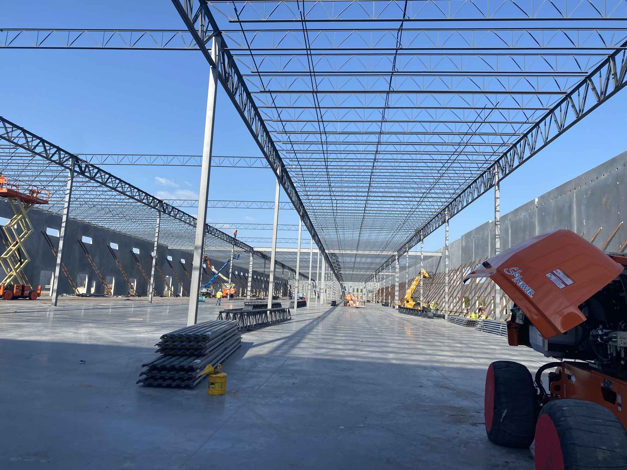 Sunlake Business Center – Warehouse / Distribution steel erection image 3