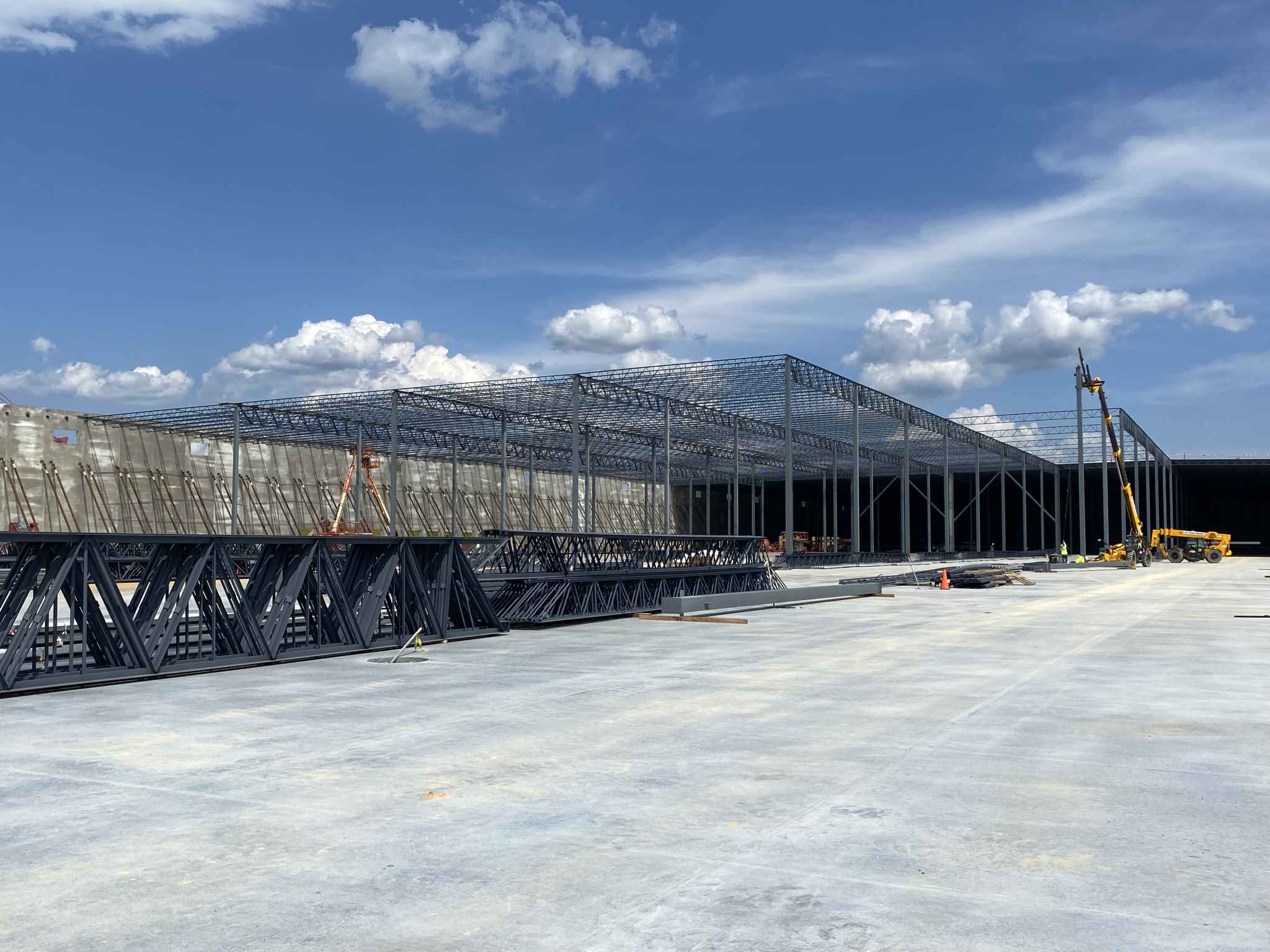 Multi-crane structural steel erection jobsite